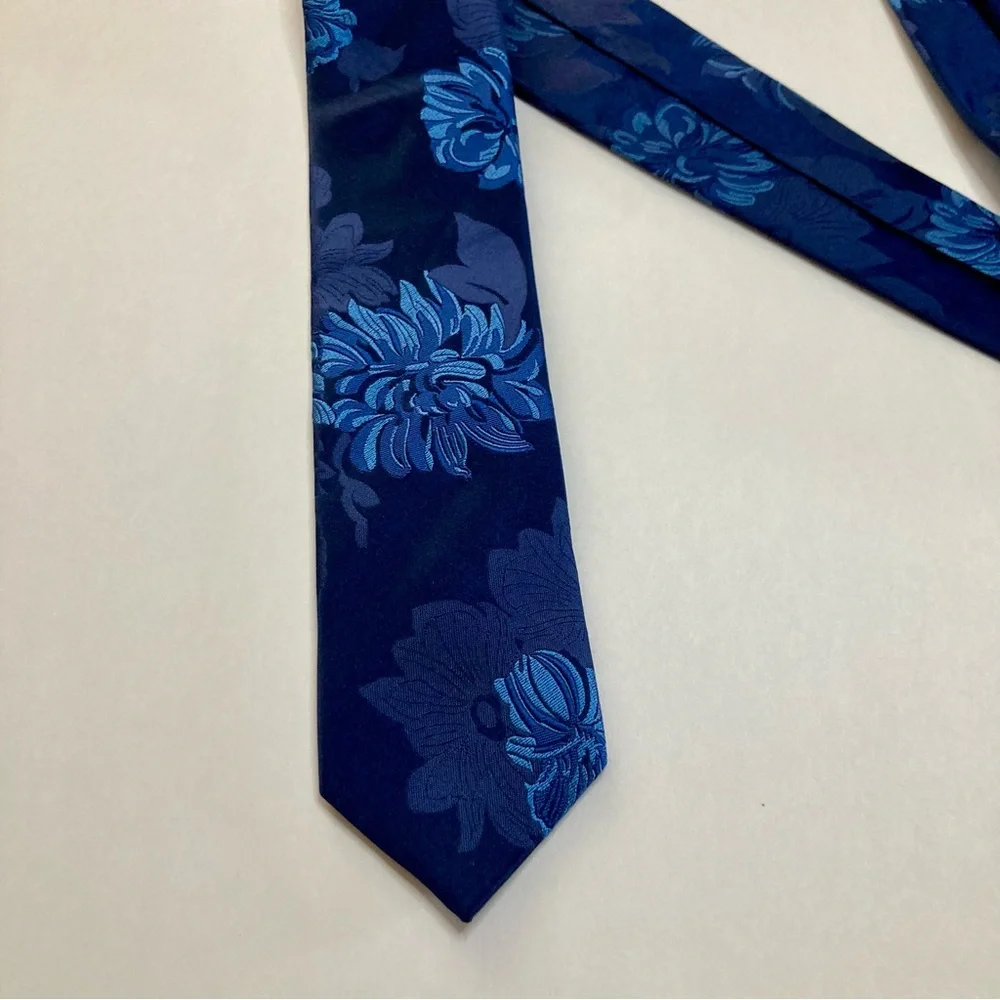 Vintage Kai-Long Embroidered Floral Two-Blue Skinny Silk Handmade Tie